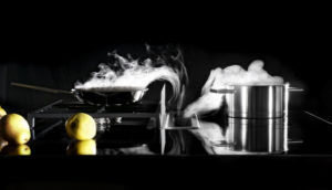 BORA Professional Downdraft benkeventilator koketoppavtrekk - ikke bare for proffe kokker. Her med gasstopp og induksjon. Fri sikt og ren luft.