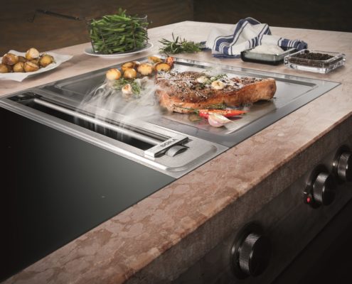 BORA Professional Downdraft benkeventilator koketoppavtrekk - ikke bare for proffe kokker. Her med teppanyaki og induksjon. Fri sikt og ren luft.