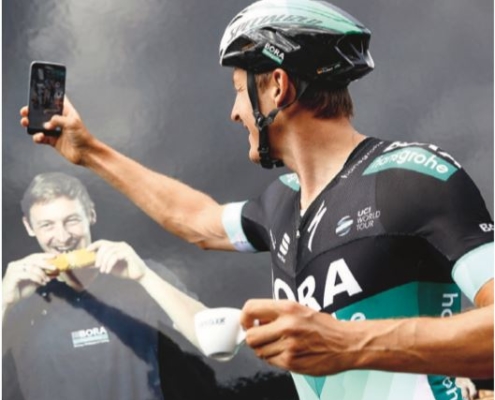 På gott humör framför teambussen. Marcus Burghardt tar selfies under Tour de France för fansen.