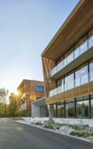 BORA:s nya företagsbyggnad i Lower Inn Valley imponerar med sin moderna men tidlösa arkitektur.