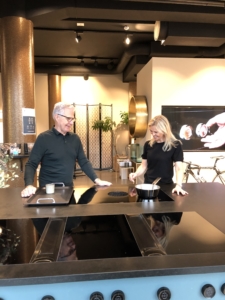 Ventilationsexpert blev ett BORA-fan. Leif Amdahl och Eva Hannisdahl mitt uppe i en trevlig pratstund om hemventilation och downdraft