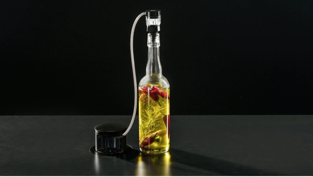 En ög flaska med olja och kryddor som vakuumeras på BORA QVac - för att illustrera artikeln Stoppa matsvinnet – bra tips